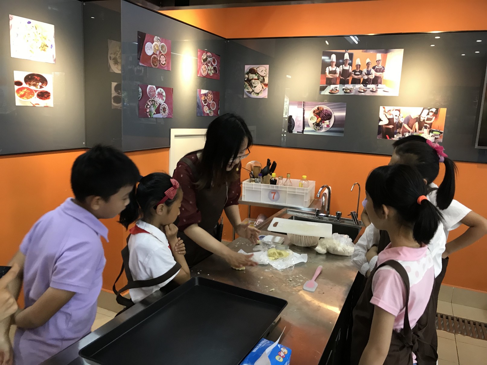 RB88热博工会举行六一亲子烘焙活动