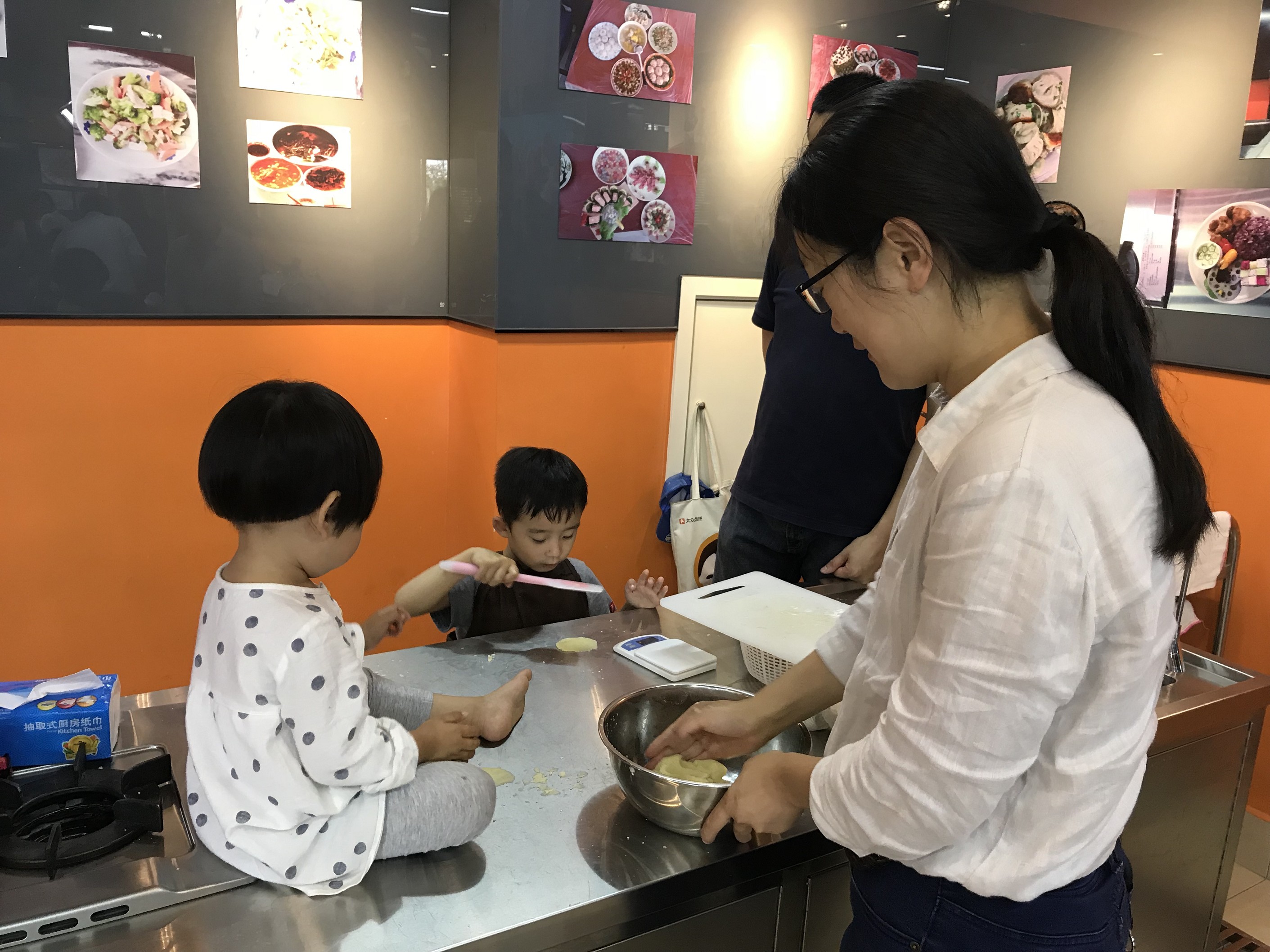 RB88热博工会举行六一亲子烘焙活动