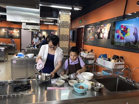 RB88热博工会举行六一亲子烘焙活动