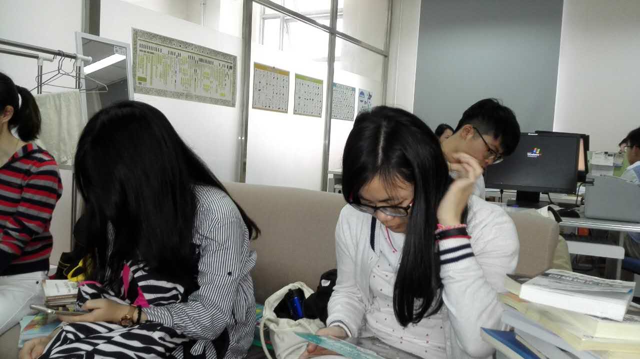 书香浓浓寄真情――记RB88热博员工党支部赠书活动