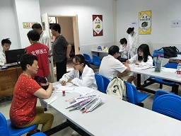 以党心聚众心,以众心赢民心--记RB88热博员工党支部毕业季志愿活动